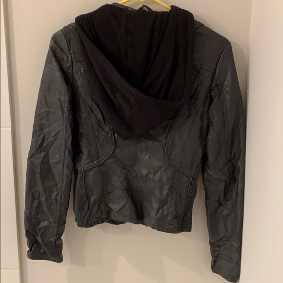 XS fitted faux leather jacket. - Picture 3 of 6